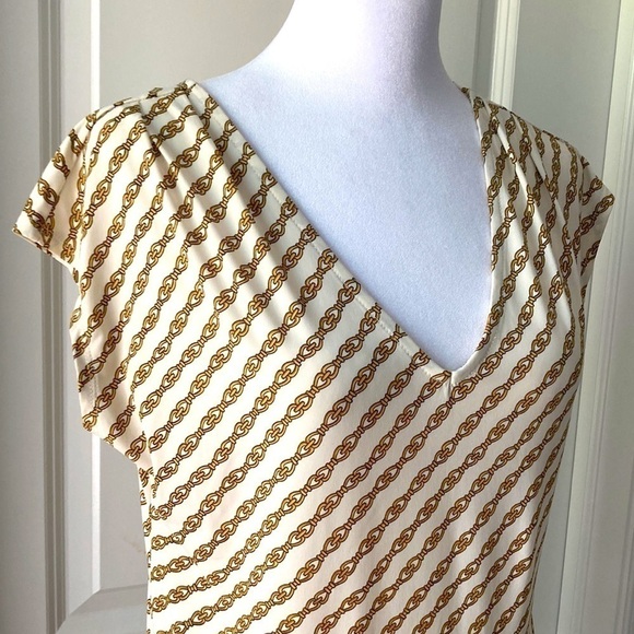 Banana Republic small top v-neck white short sleeves - Picture 3 of 10